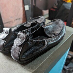 NEW Hush puppies flats in size 7.5